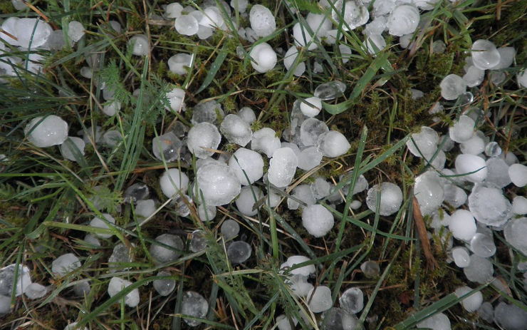 Přívalové deště, vítr, kroupy! Na Česko se ženou velmi silné bouřky, varují meteorologové