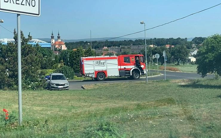 AKTUÁLNĚ: Hasiči vyjížděli k nehodě do Března, řidič v autě jen ladil rádio