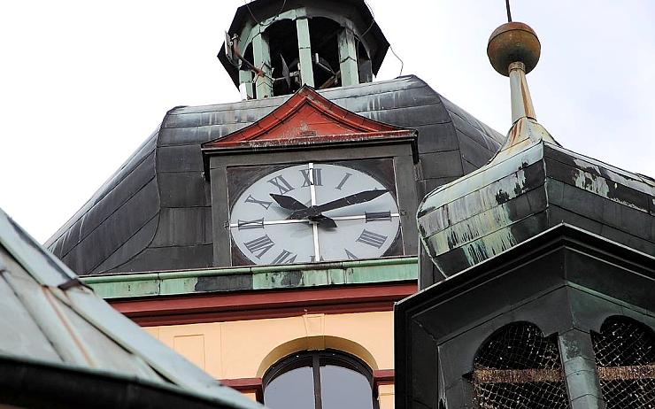 Hodiny na jirkovské věži už zase fungují, opravy se dočkaly v dílně na Liberecku