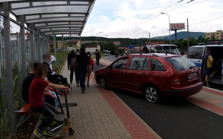 Auto po nehodě v Jirkově vylétlo ze silnice, málem trefilo autobusovou zastávku!