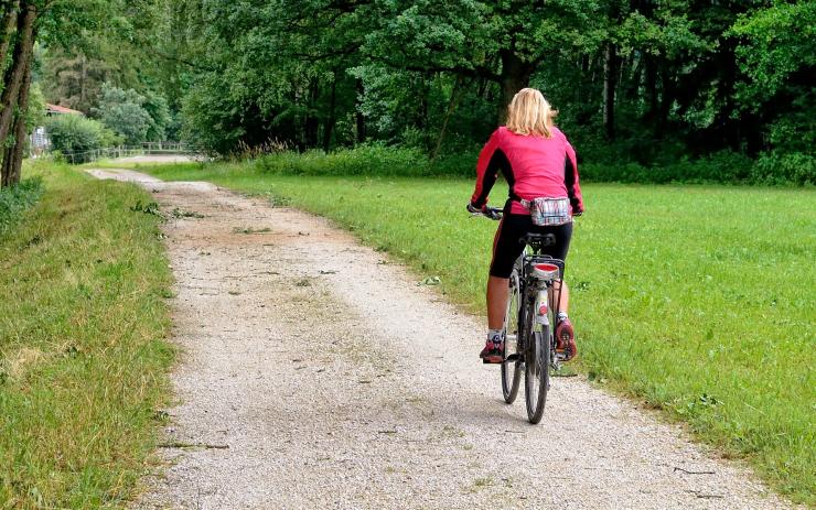 Na cyklostezce poblíž Kadaně se srazili cyklisté, jeden z nich ujel. Policie hledá svědky 