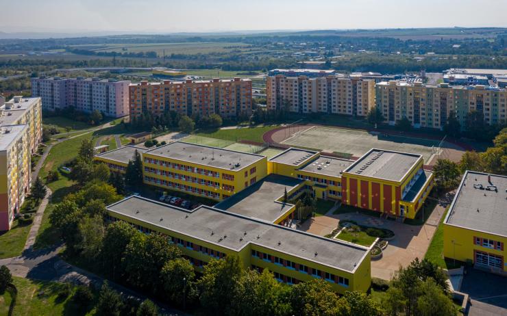 Moderní sociální zařízení, nové přechody, rekonstrukce na základce. Stavební sezóna v Chomutově je v plném proudu