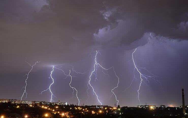 Během úterní bouřky napršelo za dvě hodiny vody jako za celý měsíc. Meteorologové očekávají další