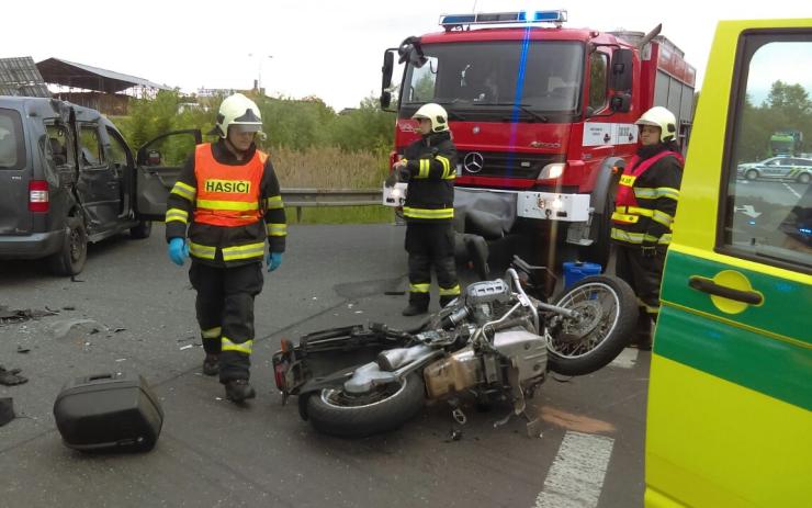 AKTUALIZUJEME: Při tragické nehodě u Strupčic zemřel motorkář, druhá motorkářka je vážně zraněná