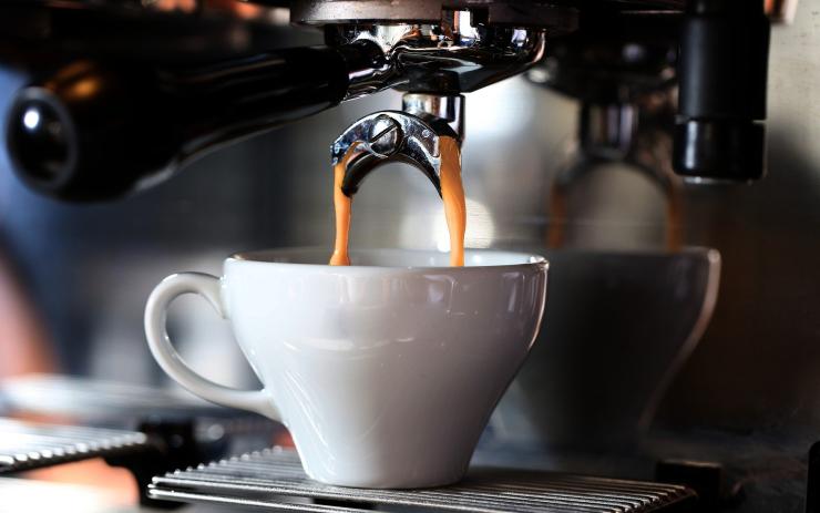Špatná zpráva pro milovníky kávy: Oblíbený nápoj podraží, růst cen se nevyhne ani kavárnám