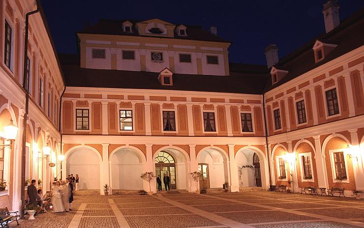 Rytířský turnaj, dobová hudba i zábava. Zámek Červený Hrádek zve na Hradozámeckou noc