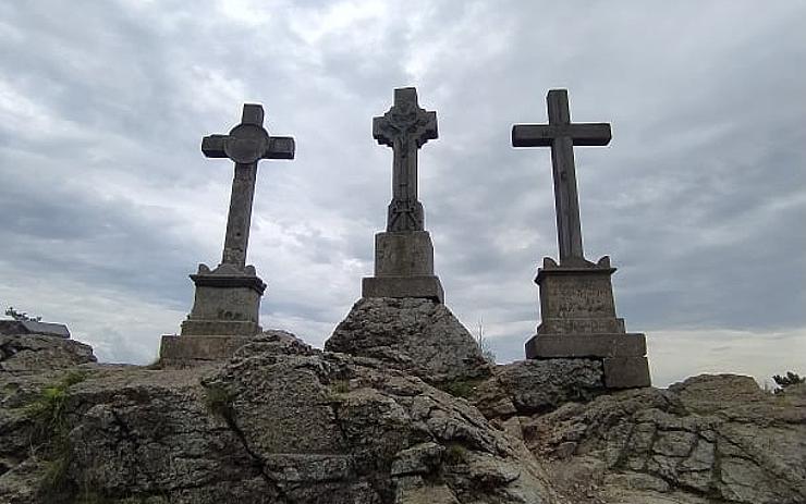 Tajemné Tři Kříže v Slavkovském lese provází několik legend. Upolínová louka je zase domovem vzácných rostlin