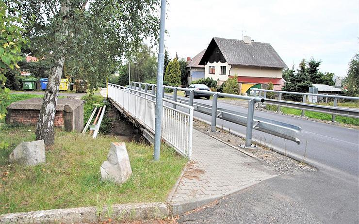 V Jirkově začínají nutné opravy lávek přes Podkrušnohorský přivaděč. Město zajistilo obchůzné trasy