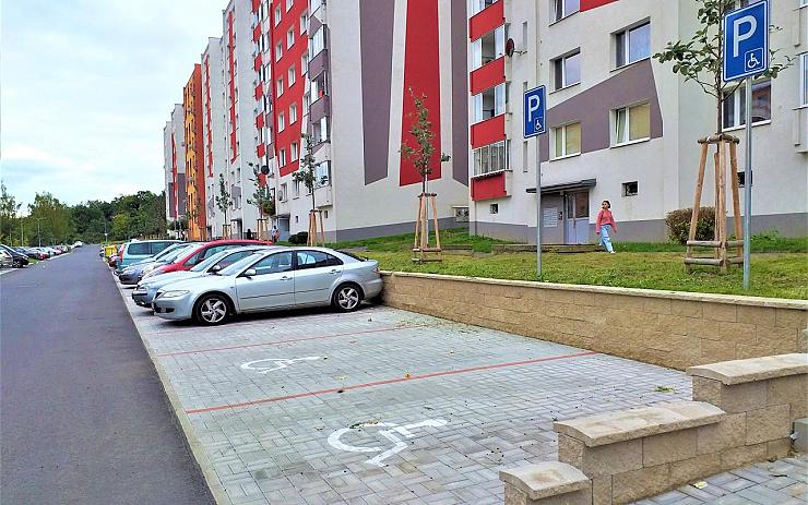 Placené parkovací sklopky se už do ulic v Jirkově nevrátí, město zavede jiný systém parkování