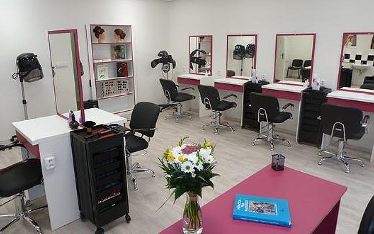 FOTO: Tady se budou učit noví kadeřníci! V Kadani otevřeli nový a moderně vybavený kadeřnický salon