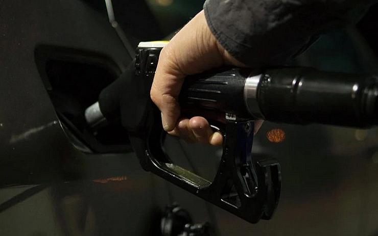 Benzín je v Česku nejdražší od roku 2014. A řidiči si dál připlatí za pohonné hmoty