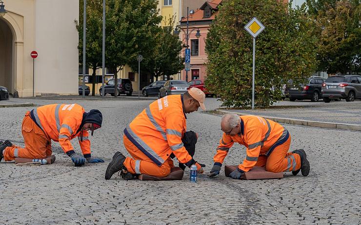 Náměstí 1. máje má opět čistou dlažbu. Hyzdily ji brzdné stopy pneumatik od neukázněných řidičů