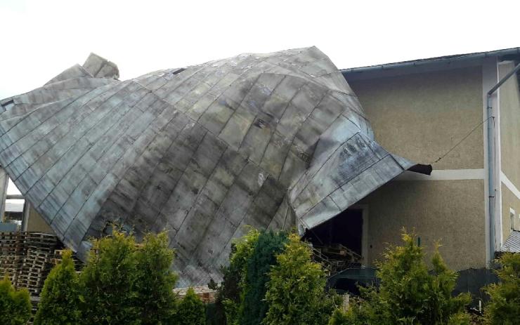 VICHŘICE AKTUÁLNĚ: Prudký vítr už trhá střechy domů! Na Nechranické přehradě uvízl surfař