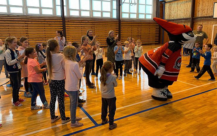 OBRAZEM: Děti z mateřinky v Březně navštívil maskot hokejových Pirátů Picaroon