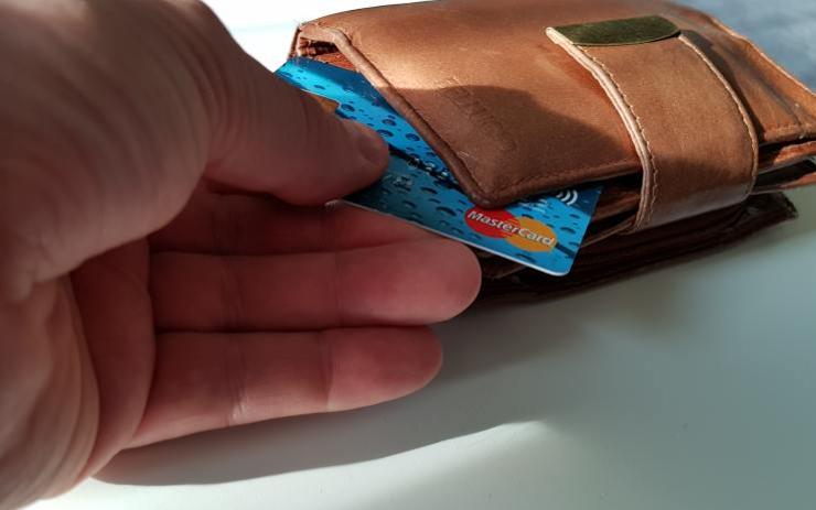 Muž zapomněl v supermarketu peněženku. Než to zjistil, zloděj už z ní vesele utrácel