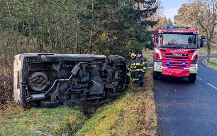 OBRAZEM: U Kryštofových Hamrů skončila dodávka na boku v příkopu