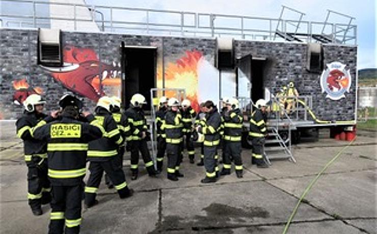 Elektrárenští hasiči se shromažďují před hořícím domem hrůzy tedy ještě nehořícím.J PG