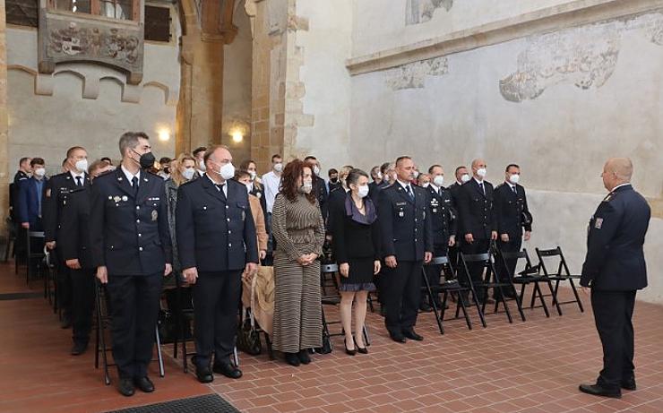 OBRAZEM: Kostel v Chomutově zaplnili policisté, převzali medaile z rukou policejního prezidenta