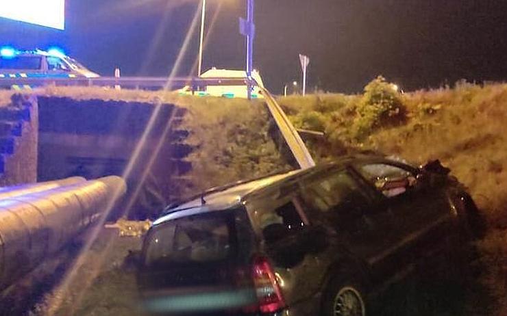 FOTO: Sídlištěm v Chomutově se ozvala rána, v autě mimo silnici našli krvácejícího řidiče
