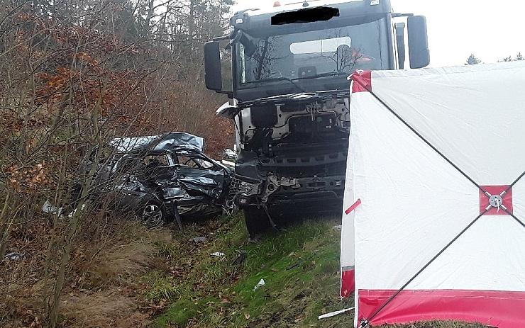 FOTO: Tragická havárie v Ústeckém kraji. Při srážce osobního a nákladního auta zemřelo dítě