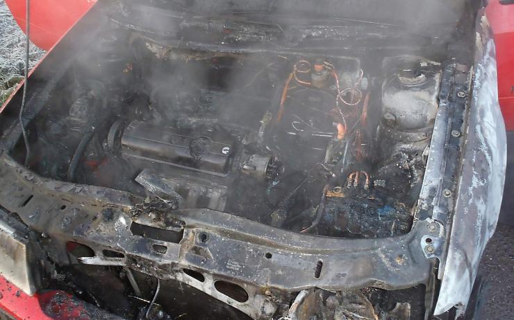 V Podbořanech hořelo zaparkované auto. Hasiči požár uhasili během několika minut