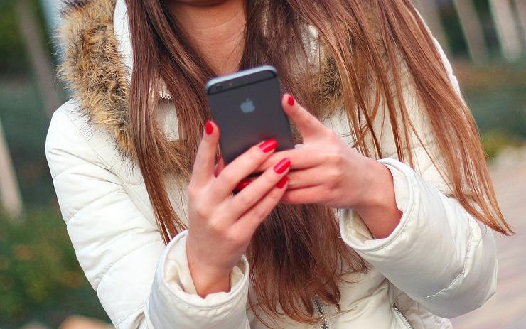 Dívka přišla na ulici v Chomutově o telefon. Zlodějce k jeho ukradení stačil pouhý okamžik