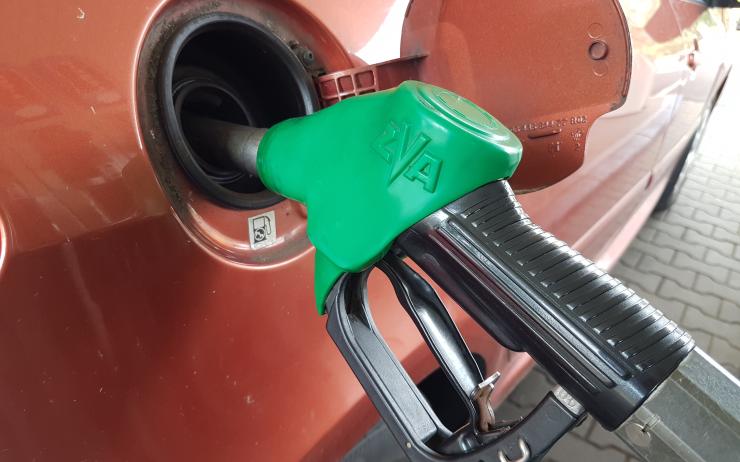 Omikron hýbe s cenami pohonných hmot, benzín i nafta začaly konečně zlevňovat!