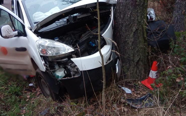 AKTUÁLNĚ: Pozor, nebezpečí náledí! Auto na Chomutovsku narazilo do stromu