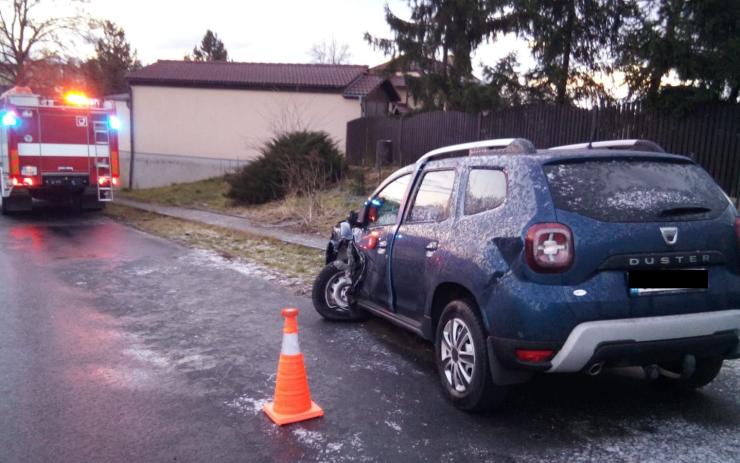 AKTUÁLNĚ: Sníh a ledovka na silnicích! Řidiči mají na některých místech problémy, v Bitozevsi bourala tři auta