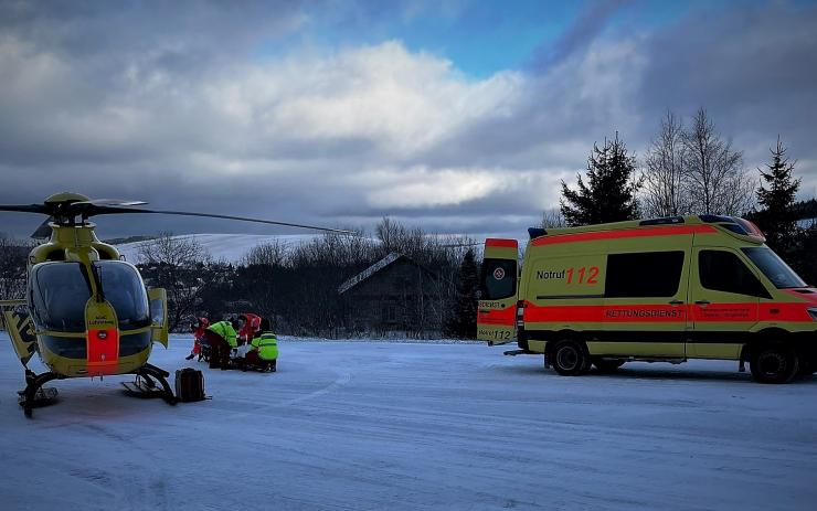 Děsivý úraz při lyžování v Krušných horách! Pro chlapce s hlubokou řeznou ranou přiletěl vrtulník z Německa