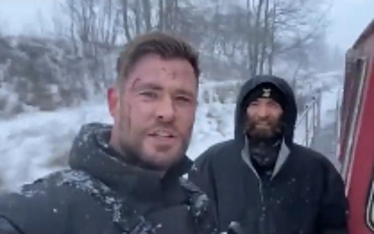 VIDEO: Hollywoodská hvězda Chris Hemsworth natáčel na Chomutovsku! Fanouškům poslal pozdrav z vejprtské dráhy