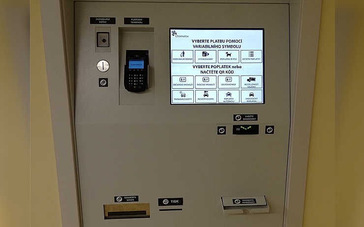 Chomutovský magistrát spustil novou službu pro občany, hybridní poplatkový automat