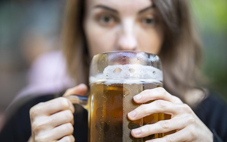 Češi kvůli pandemii pijí nejméně piva od roku 1989. O „tvrdý“ alkohol ale zájem neklesá