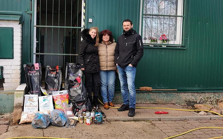 Zaměstnanci jirkovské radnice opět dopřáli psům z útulku. Za peníze ze sbírky nakoupili různé dobroty