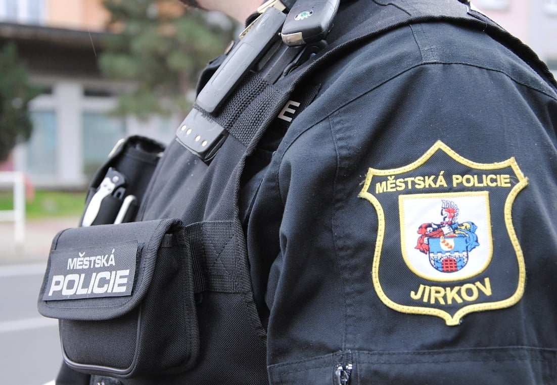 Strážníci v Jirkově zadrželi díky kamerám muže hledaného Policií ČR