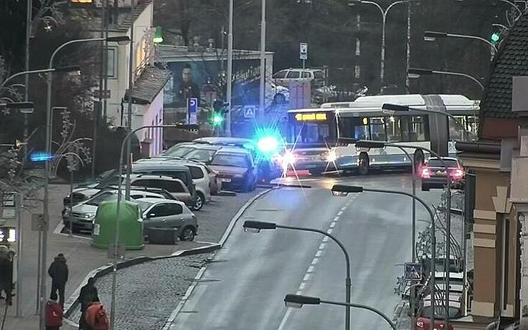Autobus v Karlových Varech musel nouzově zastavit v křižovatce. Co se uvnitř stalo?