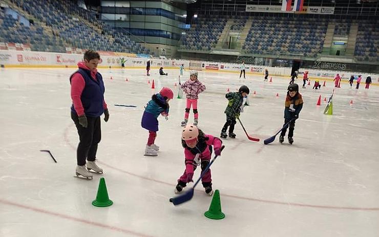 Jak vypadá Malá zimní olympiáda na ledě? Vyzkoušely si ji děti z jirkovské mateřinky