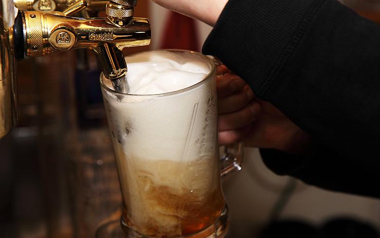 Další rána pro hospodské. „Suchej únor“ letos připraví prodejce alkoholu na tržbách o 730 milionů korun