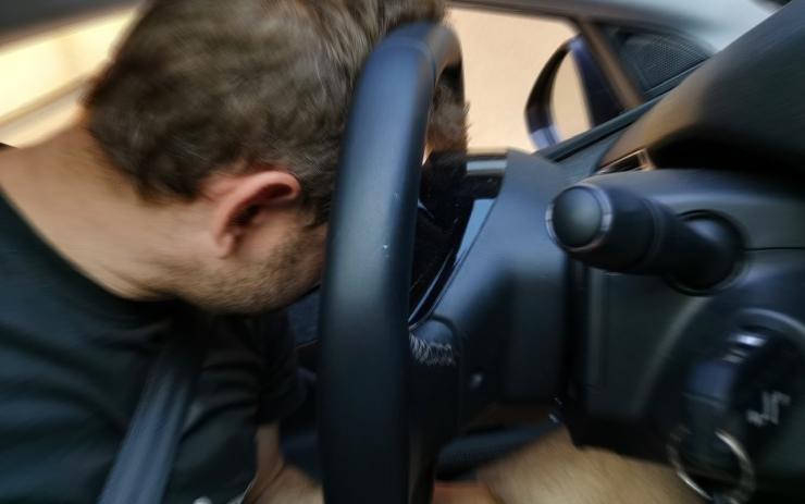 Opilý řidič na Lounsku usnul v autě, probuzení bylo hodně nepříjemné 