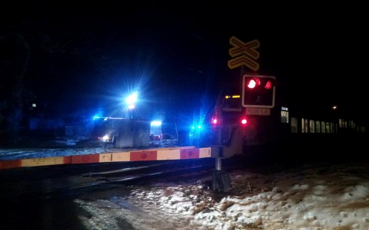 Další smrt na kolejích. Záchranáři večer vyjížděli ke srážce vlaku s člověkem