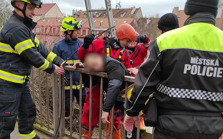 FOTO OD SOUSEDŮ: Záchranná akce na Ohři! Muže z koryta ledové řeky vytáhli hasiči pomocí žebříku