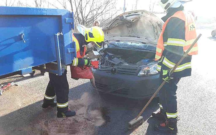 AKTUÁLNĚ: Na výjezdu z Mostu bouralo auto s náklaďákem, vyjížděli hasiči