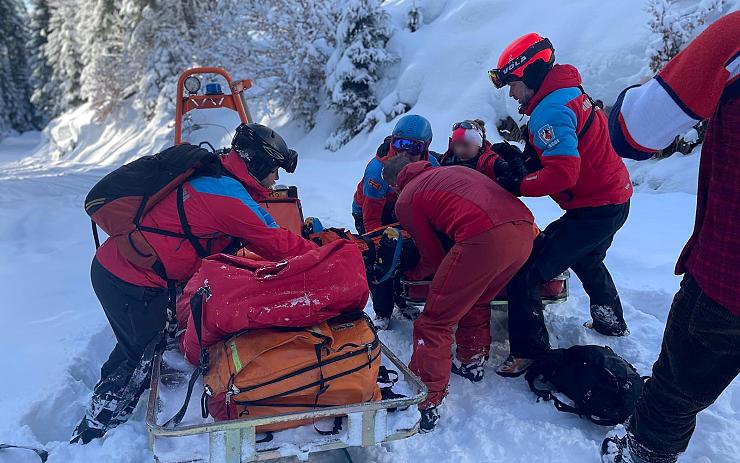 Běžkařkám došly síly, žena si na skále zlomila kotník. Záchranáři horské služby vyjížděli do Krušných hor padesátkrát během dvou dnů