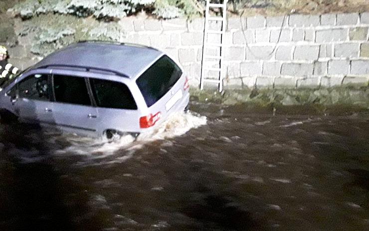 Auto v Chomutově skončilo v korytě řeky, hasiči museli vyprošťovat zraněného