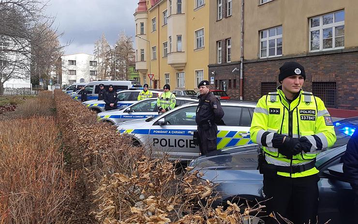 Policisté v Chomutově uctili památku obětí trestných činů majáky a minutou ticha