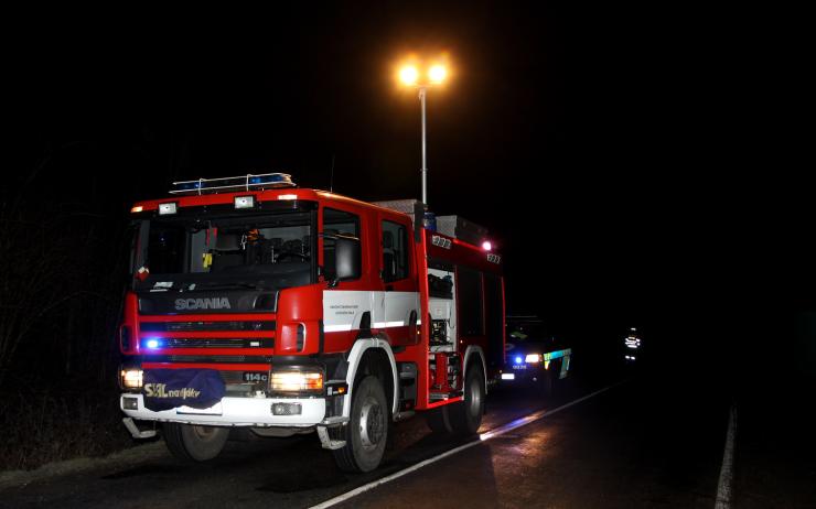 Čtyři hasičské jednotky spolu se záchrankou zasahovaly u večerního požáru ve Vejprtech