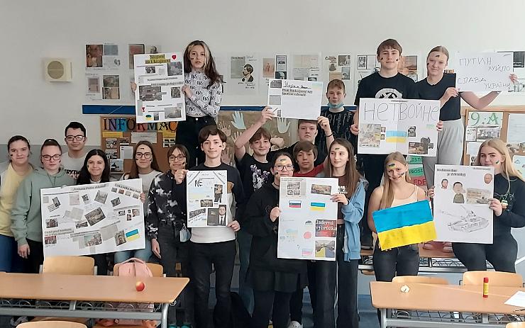 Válka je i tématem ve školách: Stojíme za Ukrajinou, vzkazují žáci z jirkovské základky