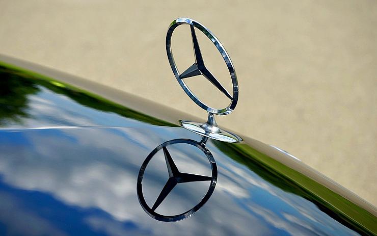 Zaparkovaný Mercedes v Chomutově někdo posypal žhavým popelem! Škoda jde do statisíců korun