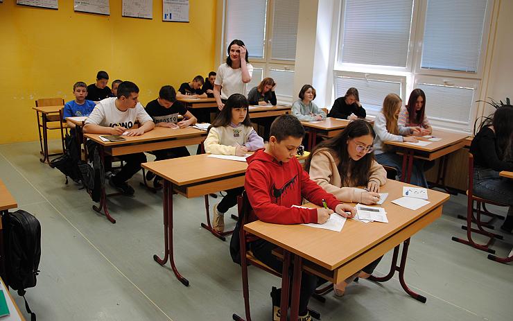 Škola v Jirkově přijala desítky ukrajinských žáků. Učí se i mluvit česky