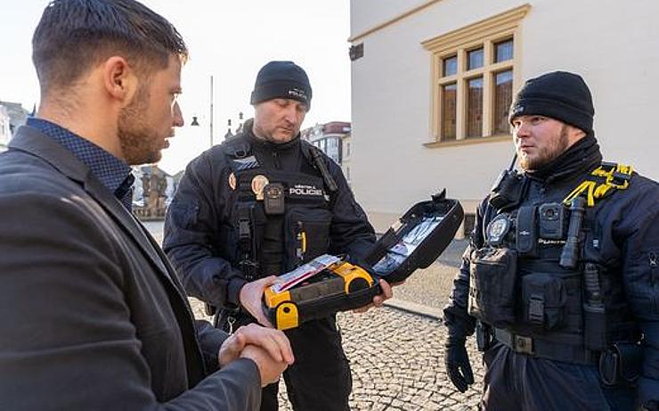 Jirkovští strážníci budou mít v autě defibrilátor. Může pomoci zachránit život